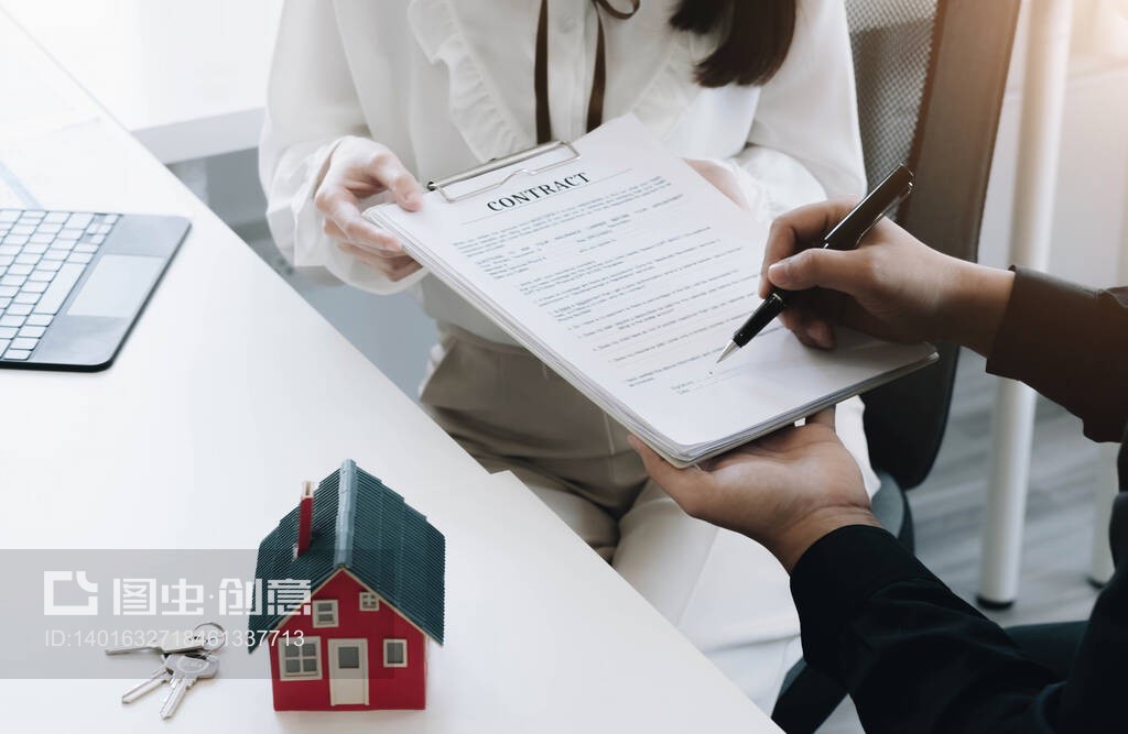 房屋模型与房地产经纪人和客户签订买房合同,并在联系后握手